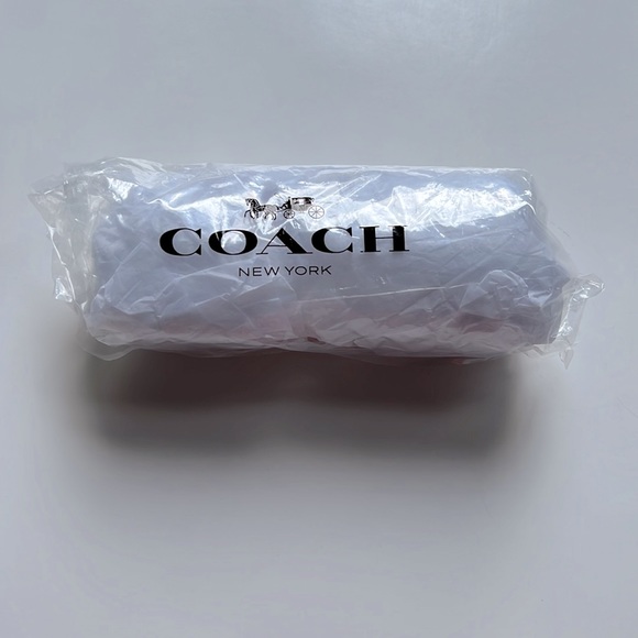 NWT Coach Pink Glitter Resin Flower w/Silver Hardware Keychain - Picture 3 of 3